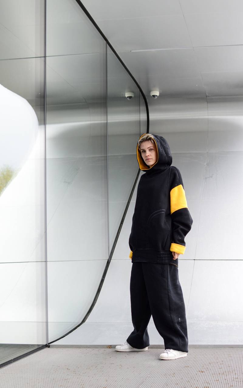 Schwarz & Gelb Übergroßer Baumwoll Hoodie Unisex Travel Sweatshirt von PeuShop