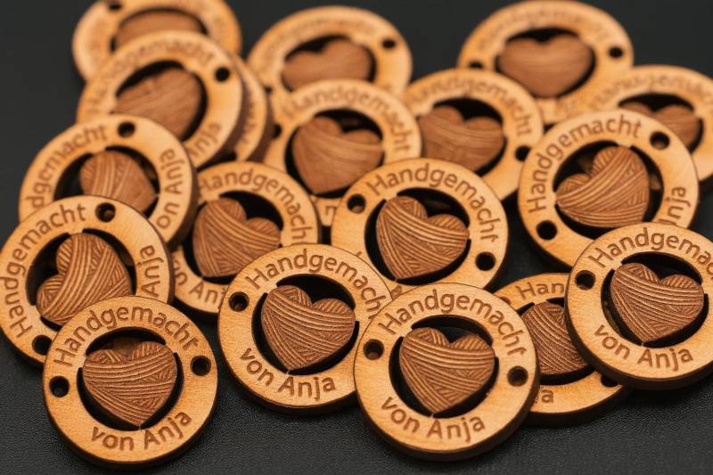 20Er Set- Personalisierte Holzlabel „Handgemacht" - Knopfform 15mm Buche Oder Kirsche Ideal Für Diy & Handmade-Projekte von Pfalzlaser