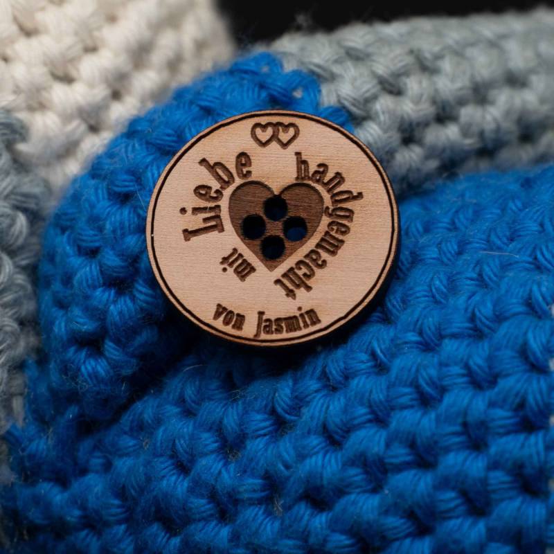 Echtholzknöpfe 25mm Durchmesser Personalisiert "Mit Liebe Handgemacht" Drei Holzarten Wählbar Echtholzknöpfe 25mm Durchmesser Personalisiert "Mit Liebe Handgemacht" Drei Holzarten Wählbar von Pfalzlaser