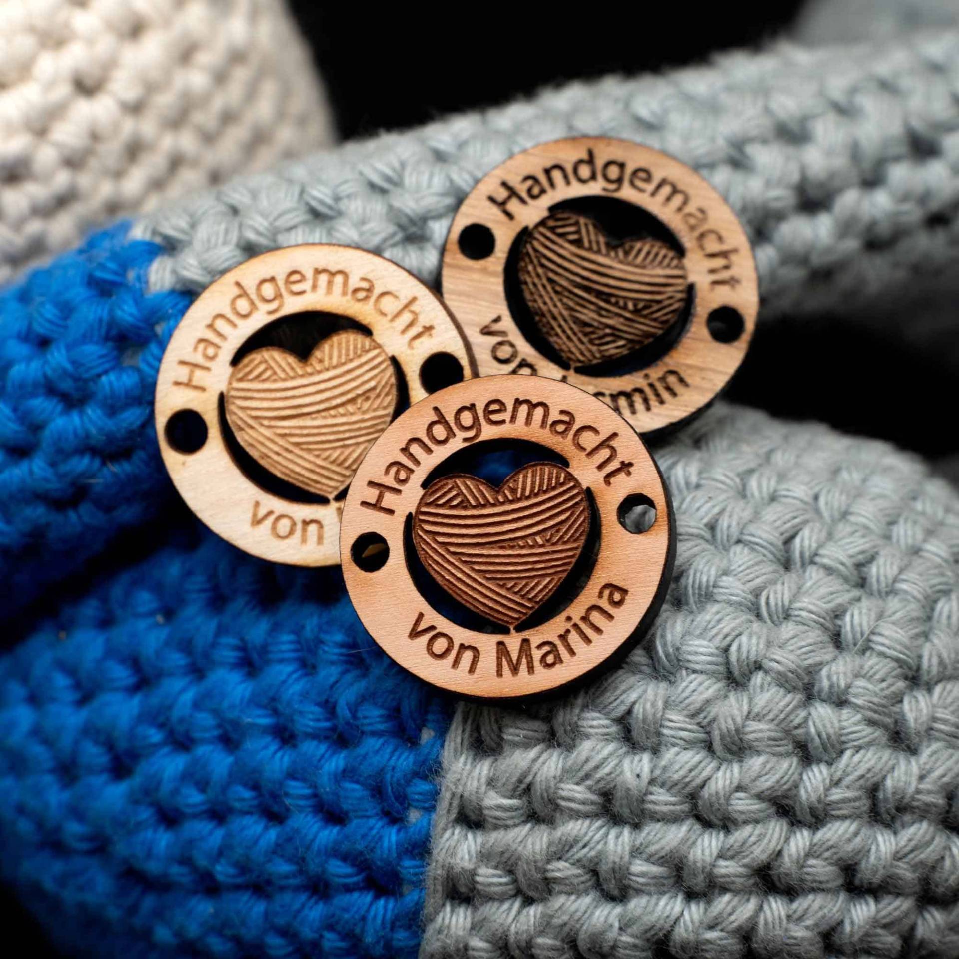 Personalisierte Holzlabel Knopfform - Handmade Etiketten Gravierte Buttons Diy Strick Häkel Nähen 25mm Wunschtext- 10Stück von Pfalzlaser