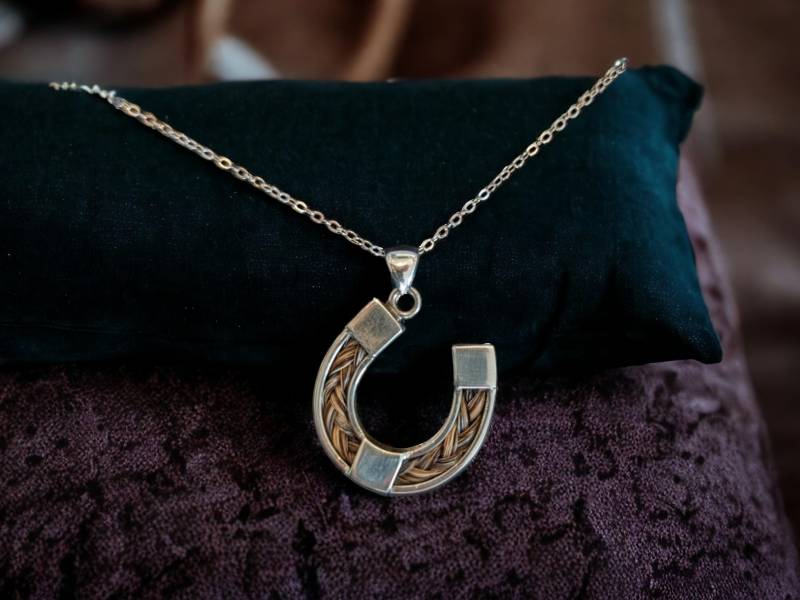 Hufeisenanhänger Mit Eigenem Pferdehaar Hufeisenanhänger Mit Eigenem Pferdehaar von Pferdehaarschmuck24