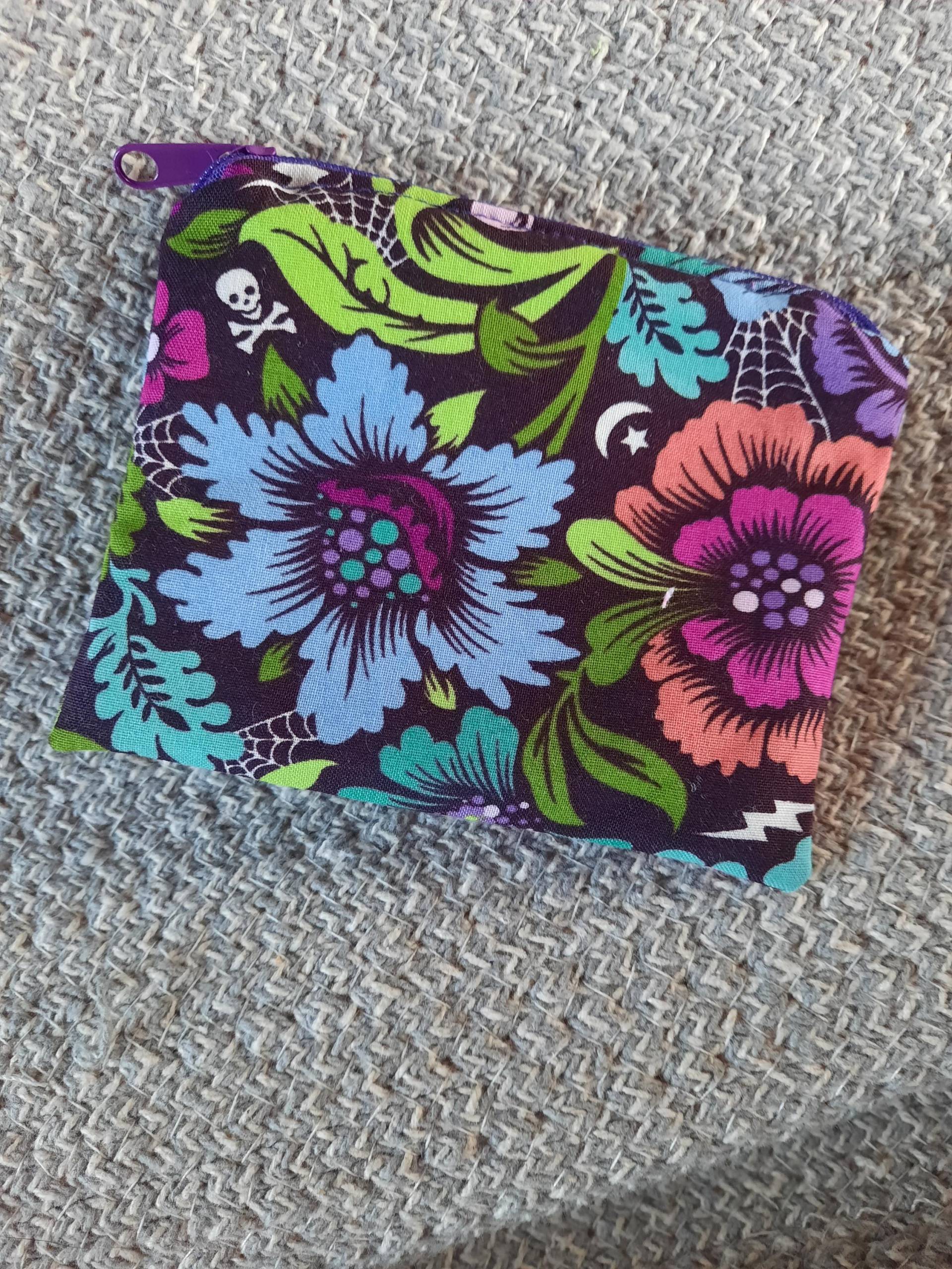 Mini Täschchen Mit Reißverschluß Miniportemonnaie Münztäschchen Schlüsseltasche Skelett Totenkopf Halloween Violett Pink von PfrolleinAnja