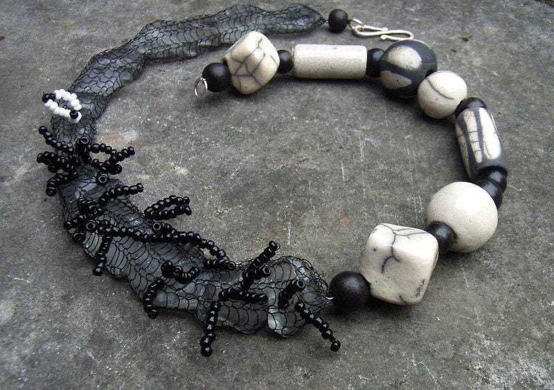 Halskette Mittellang Keramik Raku Rocailles Glas Holzperlen Schwarz Weiß Artisan Unikat Ethno Afrika Boho Hippie Design Schlicht Lagenlook von Phabulon