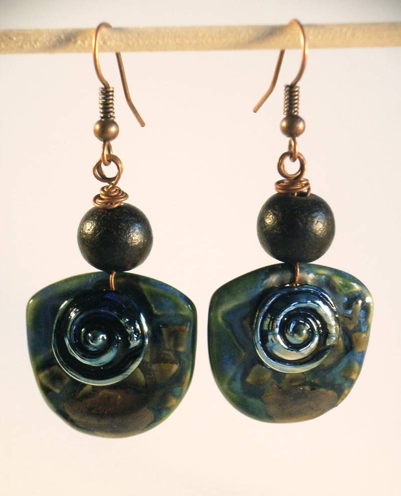 Ohrringe Ohrhänger Porzellan Sra Lampwork Beads Ebenholz Kupfer Ammonit Spirale Blau Braun Grün Schwarz Boho Ethno Afrika Artisan Spiralen von Phabulon