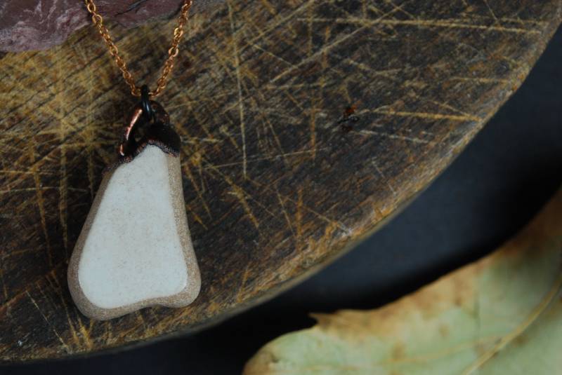 Upcycled Schmuck, Kupfer Elektrogeformt, Keramik Halskette, Boho Style, Einzigartiges Geschenk, Alltäglich Hippie Strandfunde von Phalaena