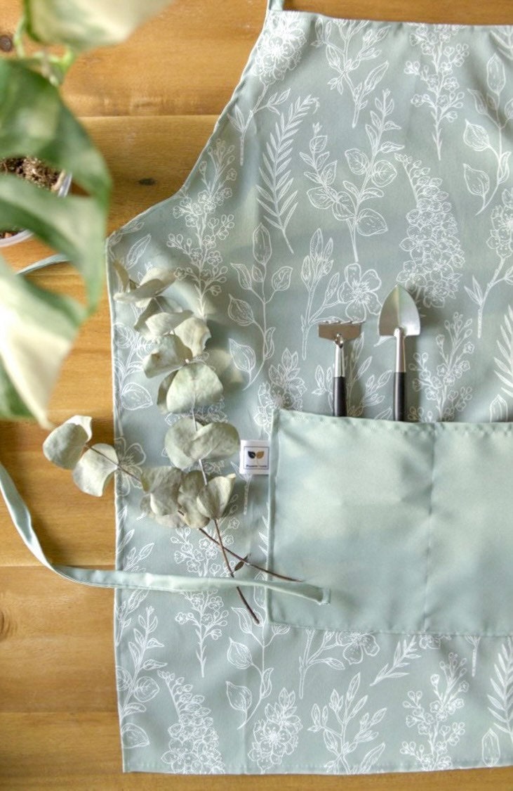 Gartenschürze | Kochschürze Schürzenkleid Mit Tasche Unisex Gartenarbeit| Handgefertigt Blumen Motiv Geschenkideen Gardening von PhamousPlantsShop