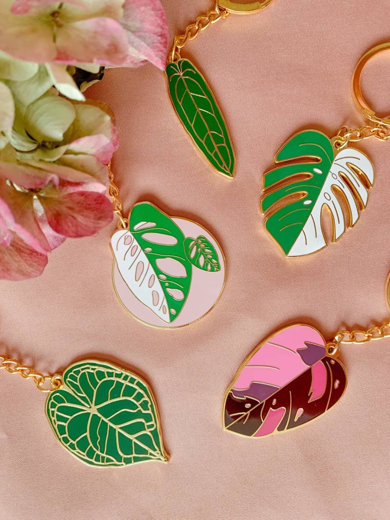 Schlüsselanhänger Monstera Variegata Halfmoon | Philodendron Pink Princess Adansonii Aus Hart Emaille von PhamousPlantsShop