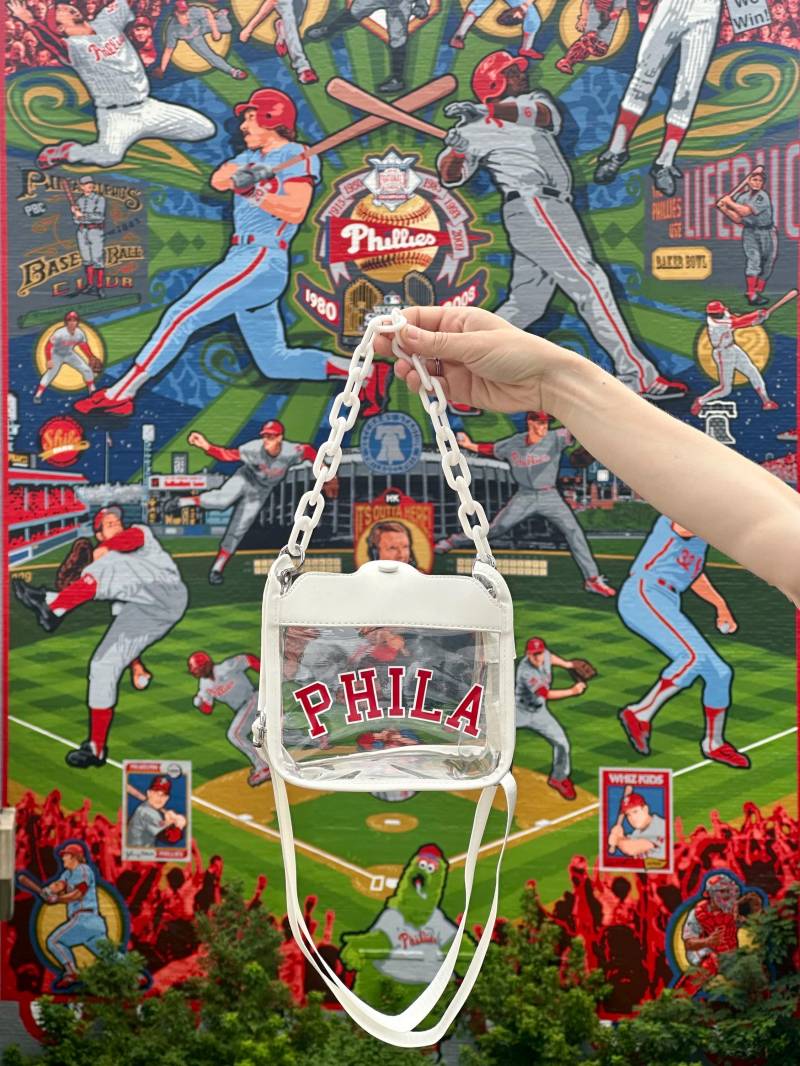 Phila Klare Umhängetasche - Stadion Approved | Weißer Kettengurt + Verstellbare Crossbody Game Day Geldbörse von Phannies