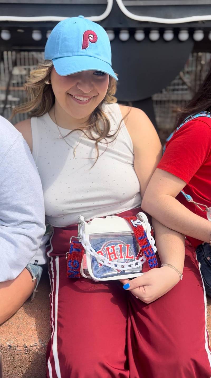 Phila - Klare, Vom Stadion Zugelassene Umhängetasche Mit Rotem Und Blauem „Ring The Bell" -Perlenriemen von Phannies