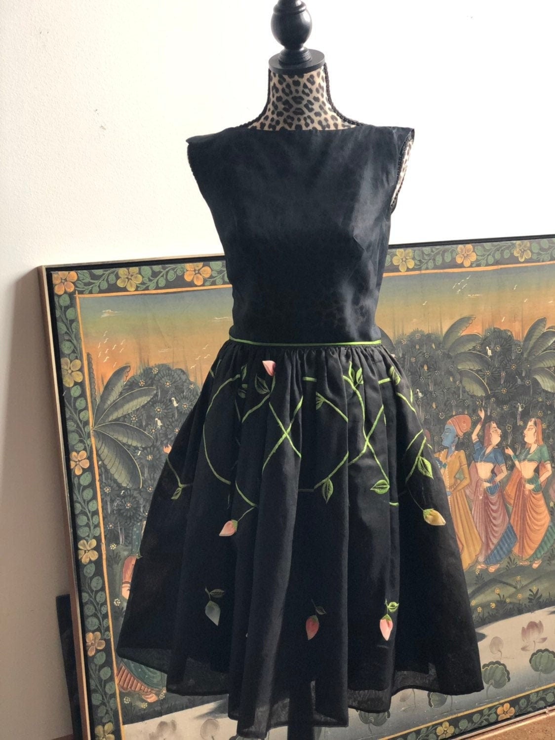 1950S Suzy Perette Kleid ~ Semi-Sheer Schwarzes Organza Mit 3D Tulpen Applikation Taille 24 " von PhantomLadyShop