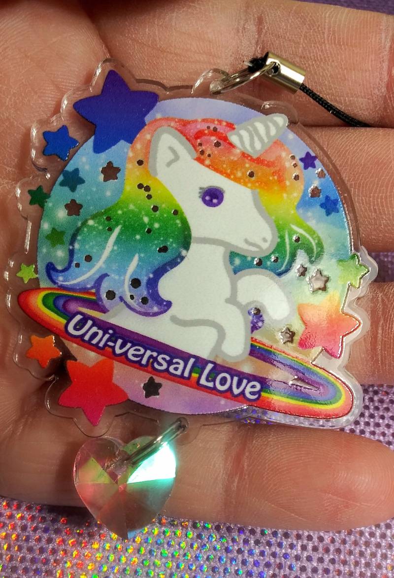 Uni-Versal Love Charm von PhantomStarStudio