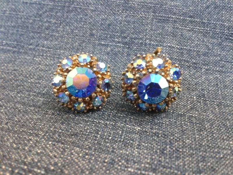Wunderschöne Blaue Aurora Borealis Vintage Sphinx Ohrringe Wunderschöne Blaue Aurora Borealis Vintage Sphinx Ohrringe von PharaohsRetreat