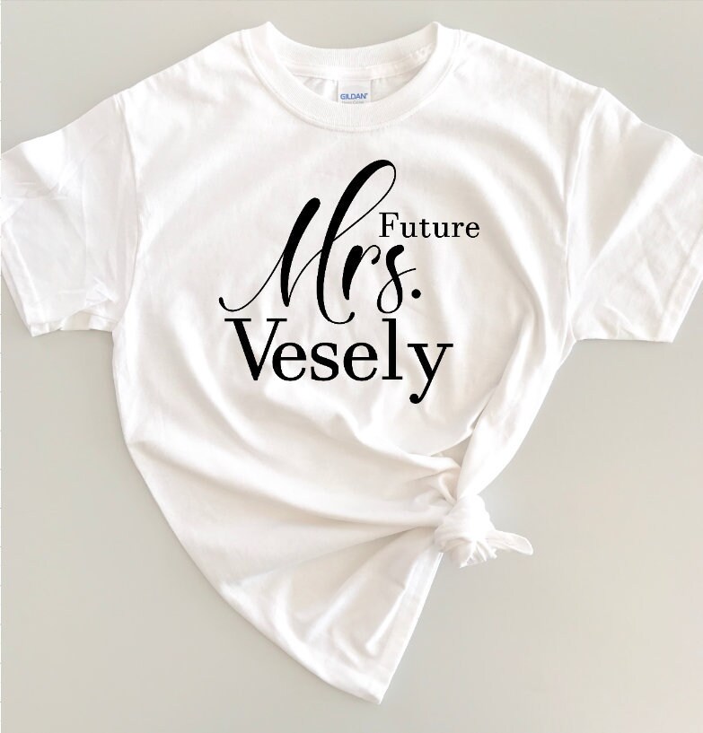 Personalisiertes Future Mrs. Bride Shirt, Name, Neuer Nachname, Hochzeitsshirt, Brautshirt, Junggesellin, Mrs., Brautgeschenk, Brautbräutigam von PhaseApparelCompany