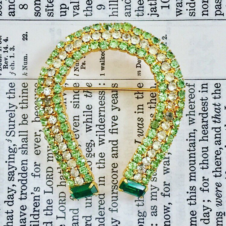 Horseshoe Grüne Brosche Jahrgang 1950Er Jahre Strass Horseshoe Grüne Brosche Jahrgang 1950Er Jahre Strass von PhatCatVintage