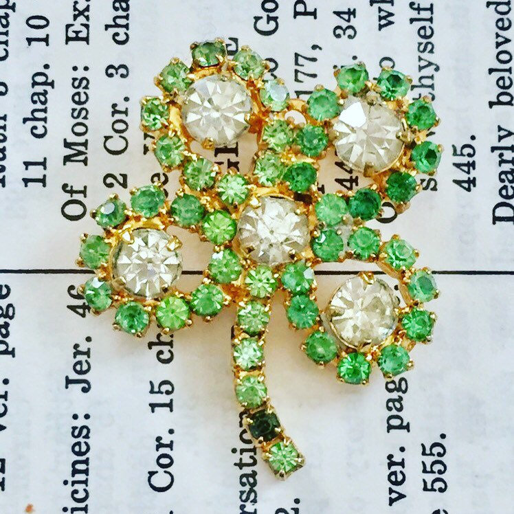 Vier Blatt Klee Grün Brosche Jahrgang 1950Er Jahre Strass Vier Blatt Klee Grün Brosche Jahrgang 1950Er Jahre Strass von PhatCatVintage