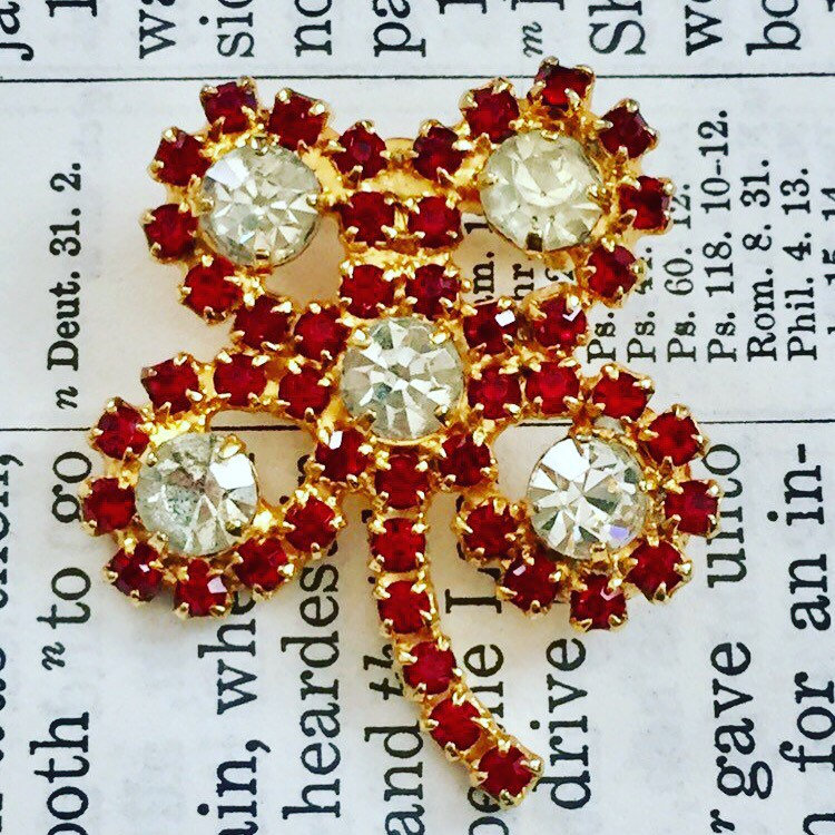 Vier Blatt Klee Rot Brosche Jahrgang 1950Er Jahre Strass Vier Blatt Klee Rot Brosche Jahrgang 1950Er Jahre Strass von PhatCatVintage