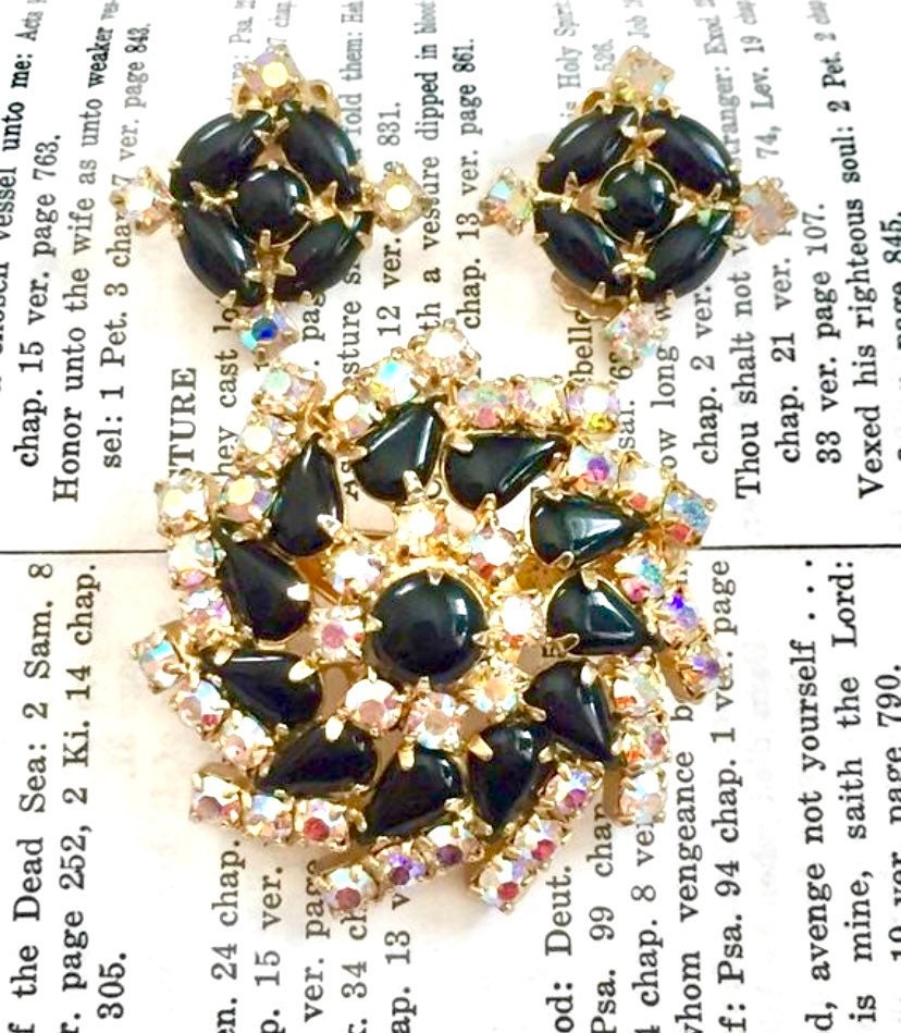 Vintage Brosche Ohrringe Demi Parure Set Schwarz Ab Strass 1950Er Jahre Vintage Brosche Ohrringe Demi Parure Set Schwarz Ab Strass 1950Er Jahre von PhatCatVintage