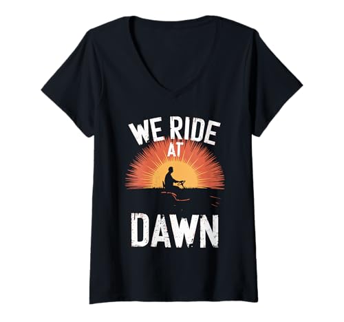 Damen We Ride at Dawn Lustiger Rasenmäher Papa T-Shirt mit V-Ausschnitt von Pheezneek