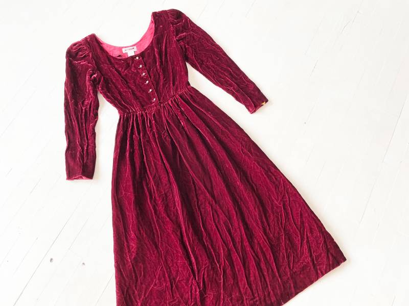 1980Er Jahre Rotes Samtkleid Mit Strassknöpfen von PhenixVintage