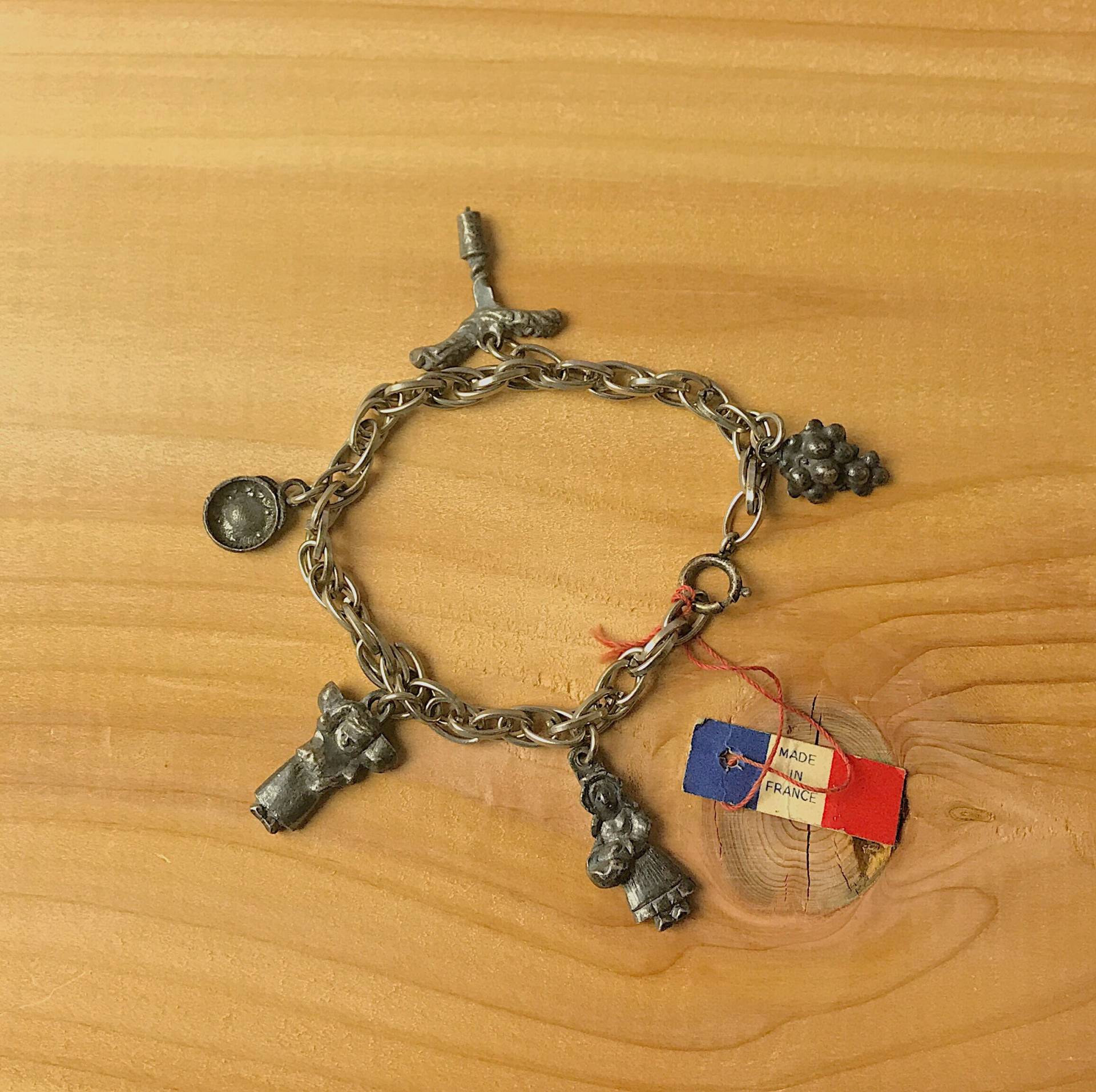 Vintage Französisch Zinn Bettelarmband Vinyard Theme Original Tag Souvenir Vintage Französisch Zinn Bettelarmband Vinyard Theme Original Tag Souvenir von PheonixJewel