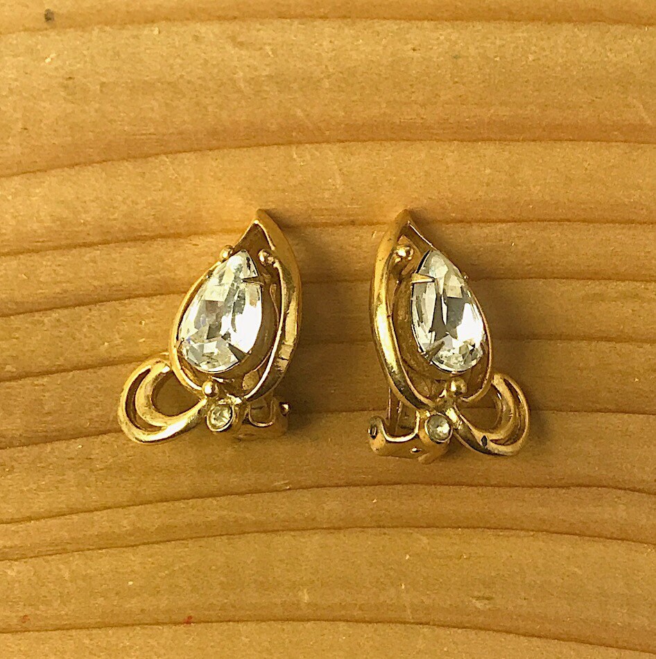 Vintage Kramer Of New York Vergoldete Strass Blatt Ohrringe Vintage Kramer Of New York Vergoldete Strass Blatt Ohrringe von PheonixJewel