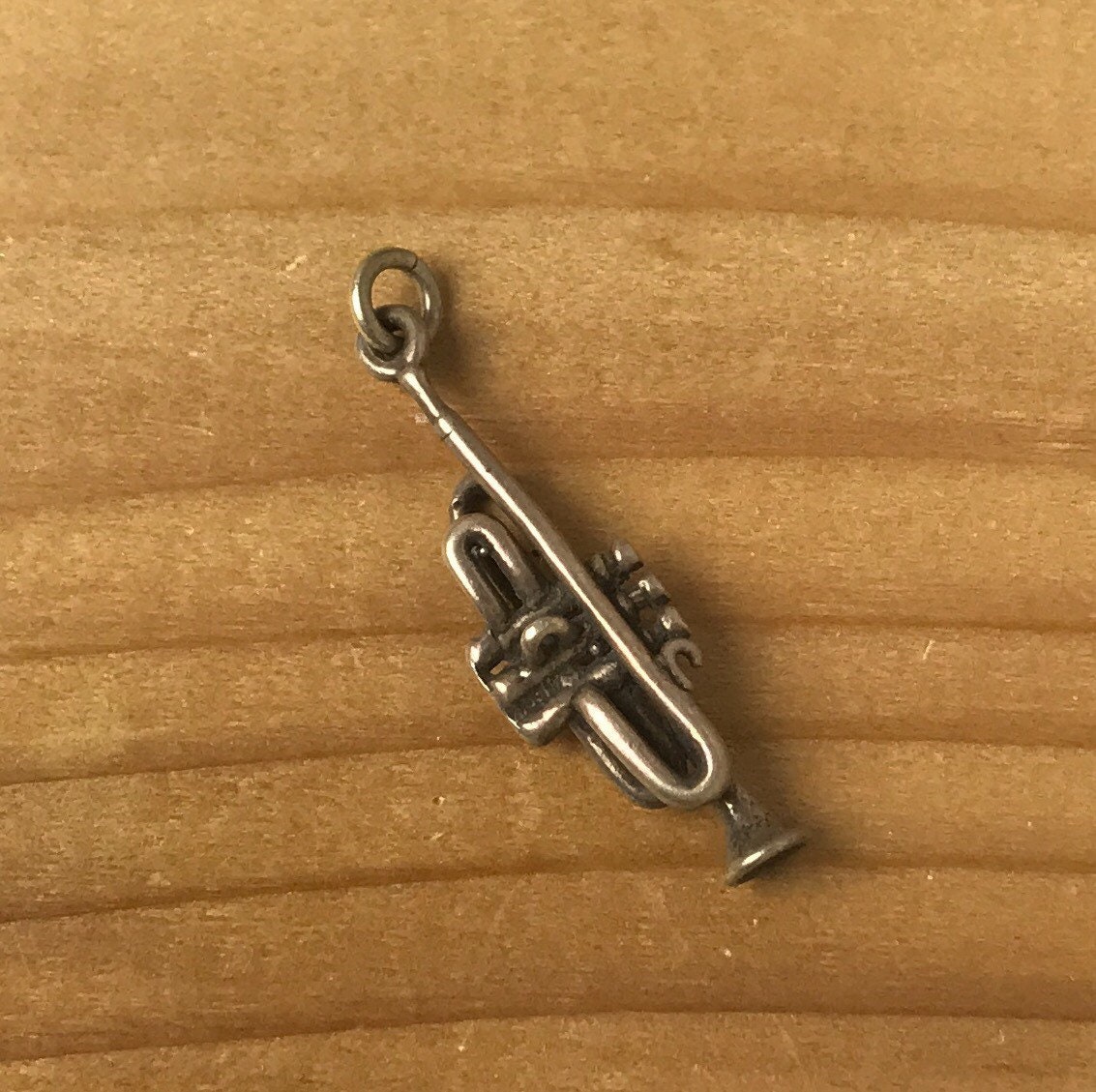 Vintage Sterling Silber Groß Trompete Armband Charm Vintage Sterling Silber Groß Trompete Armband Charm von PheonixJewel