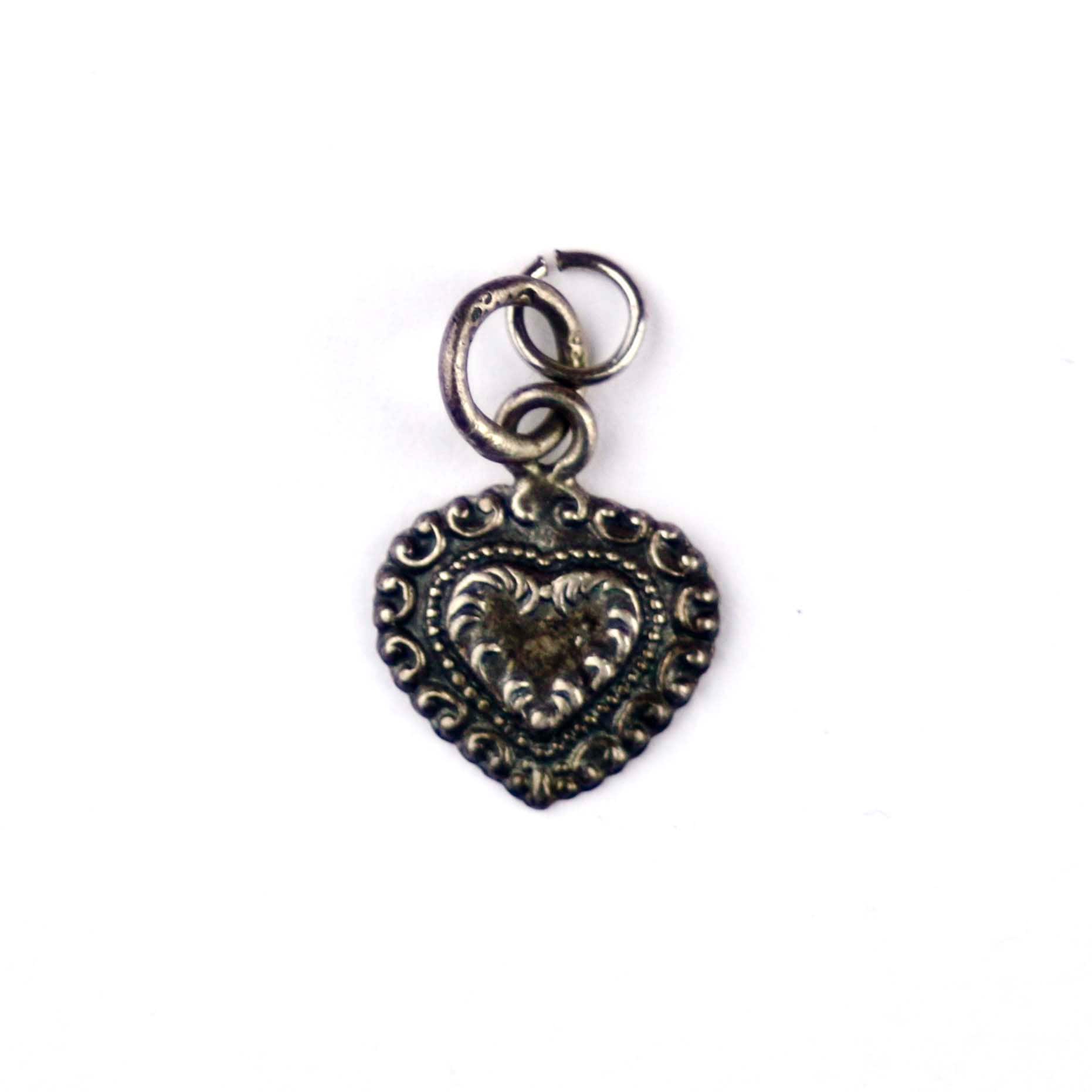 Vintage Sterling Silber Verziert Repousse Herz Charm von PheonixJewel