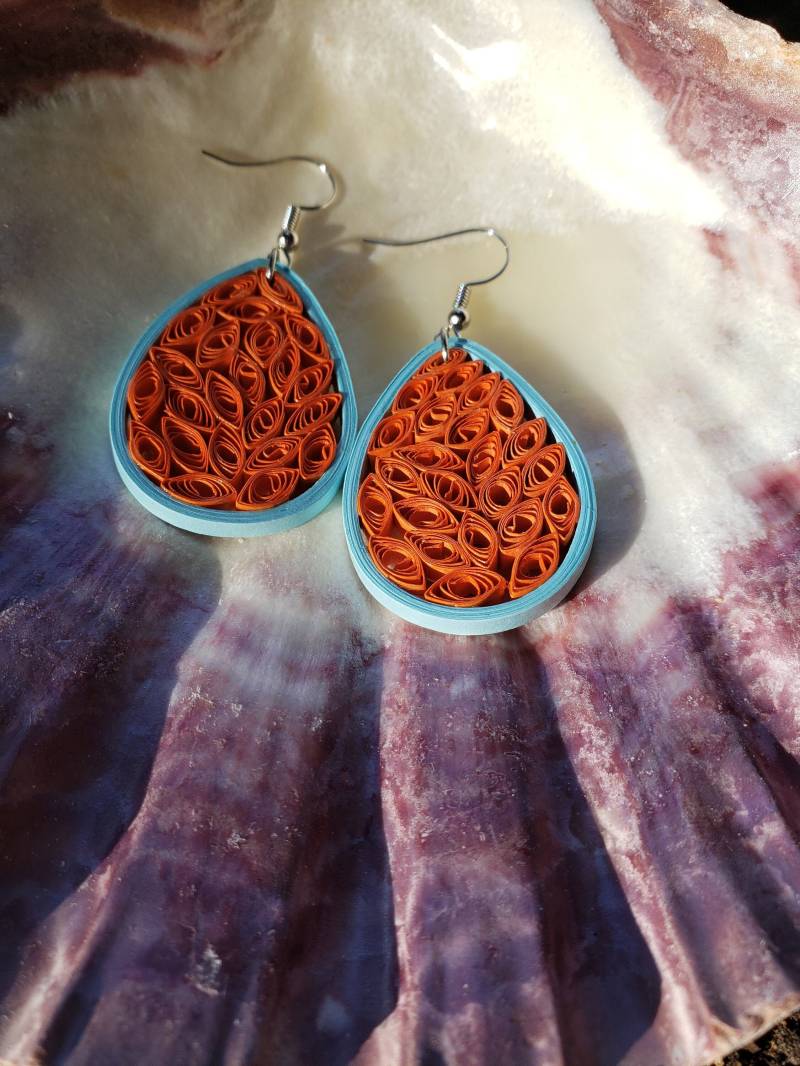 Tear Drop Burst Quilled Ohrringe Tear Drop Burst Quilled Ohrringe von PhilAmPapertisticArt