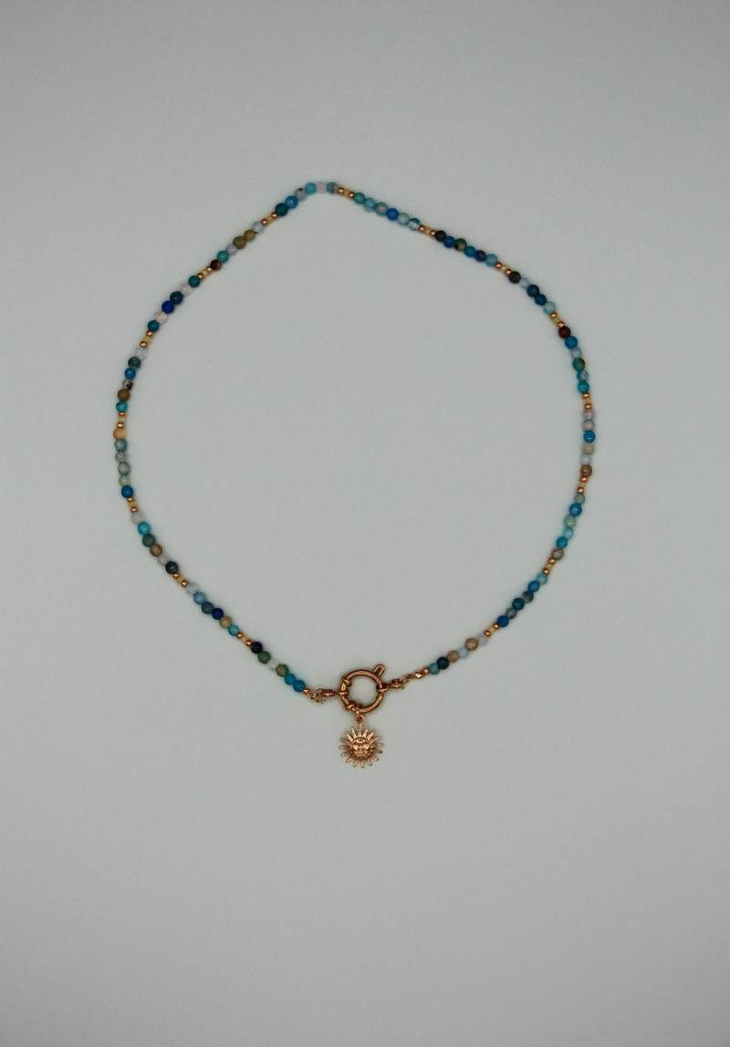 Blaue Natursteinperlen Kette - Federringverschluss Gold Sonnenanhänger Handmade Boho Schmuck Kombinierbare Halskette Damen Blaue Natursteinperlen Kette - Federringverschluss Gold Sonnenanhänger Handmade Boho Schmuck Kombinierbare Halskette Damen von PhilaVida