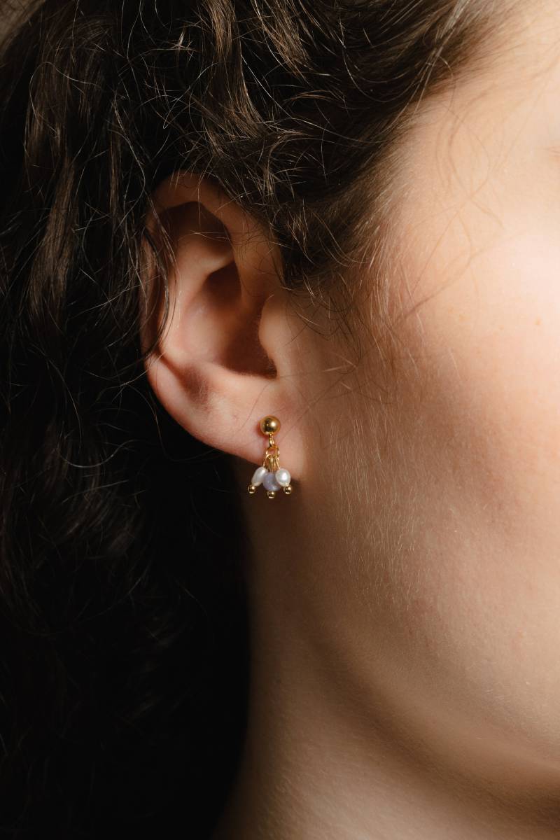 Goldene Edelstahlohrringe Mit Handgefertigten Perlenanhängern Goldene Edelstahlohrringe Mit Handgefertigten Perlenanhängern von PhilaVida