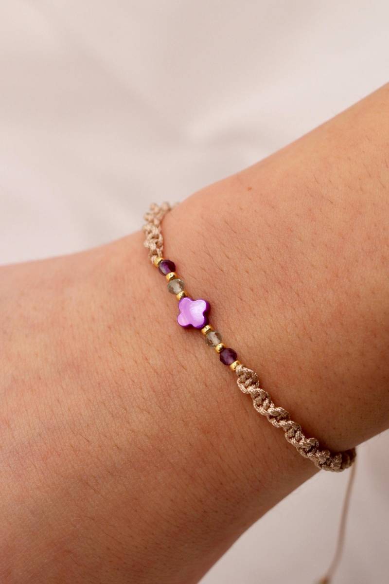 Handgefertigtes Makramee - Armband Mit Natursteinperlen Und Lila Blume Handgefertigtes Makramee - Armband Mit Natursteinperlen Und Lila Blume von PhilaVida