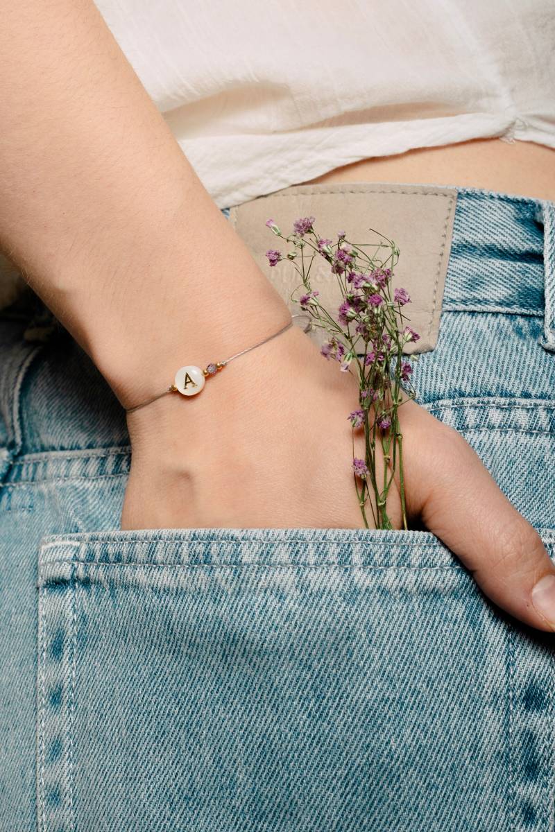 Handgefertigtes Makrameearmband Mit Buchstabe von PhilaVida