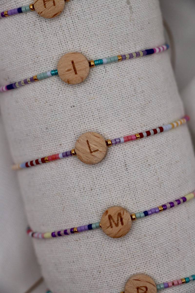 Handgefertigtes Makrameearmband Mit Buchstabe Handgefertigtes Makrameearmband Mit Buchstabe von PhilaVida