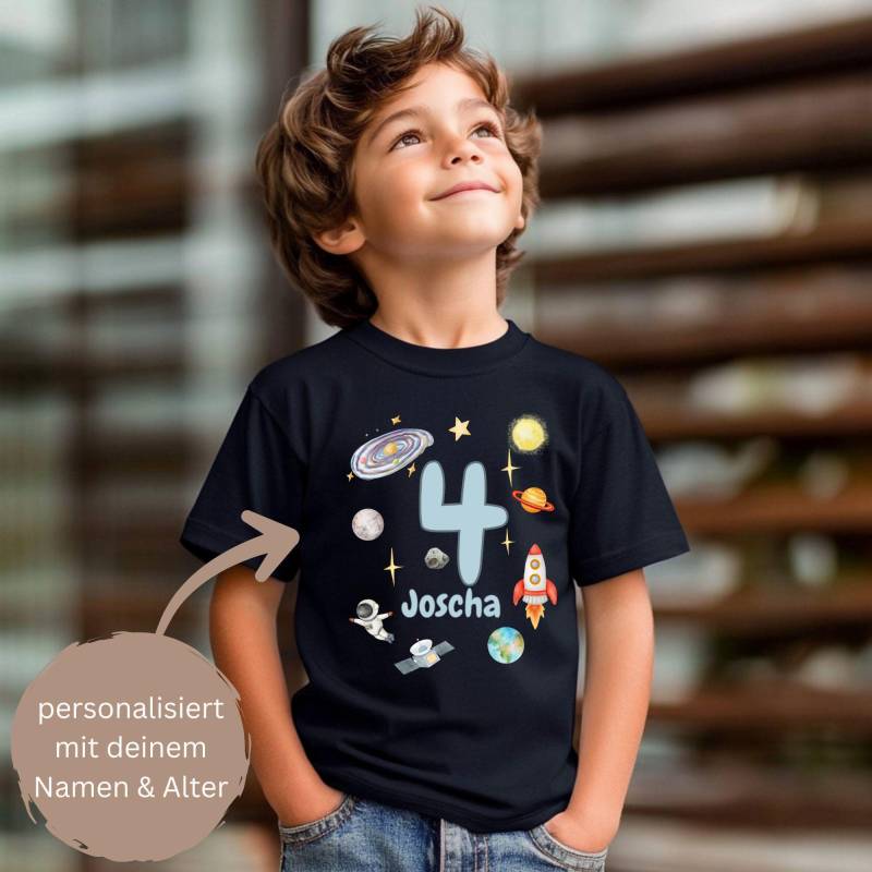 Personalisiertes Kinder Geburtstagsshirt Mit Namen Und Alter - Geburtstagskind T-Shirt Rakete Universum Weltall Mond Astronaut Mars von PhilessaCreations
