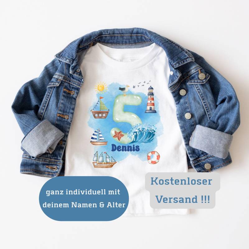 Personalisiertes Geburtstagsshirt Geburtstagskind Mädchen Junge Baby T-Shirt Alter Namen Schiffe Leuchtturm Urlaub Sonne Meer Ferien von PhilessaCreations