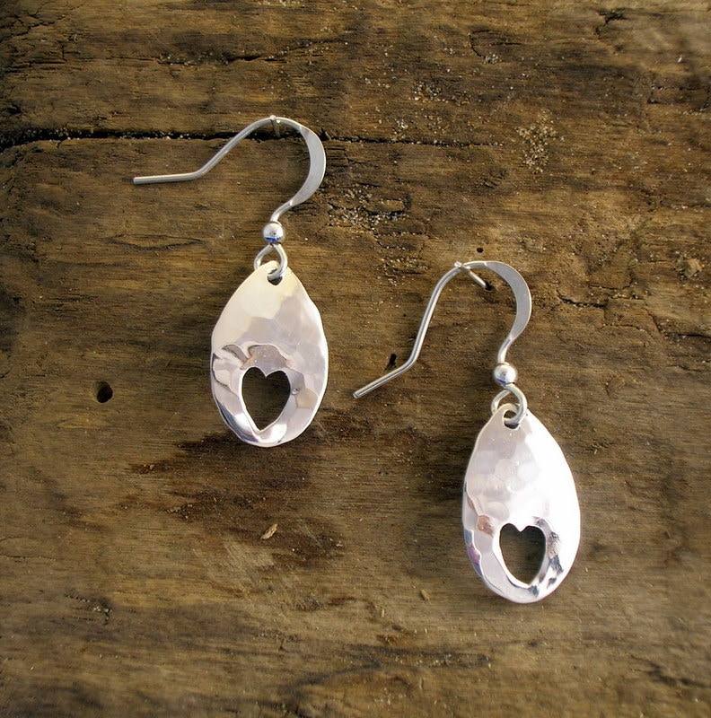 Gehämmerte Sterling Silber Herz Hängeohrringe Handgemachter Schmuck von PhilipTulley