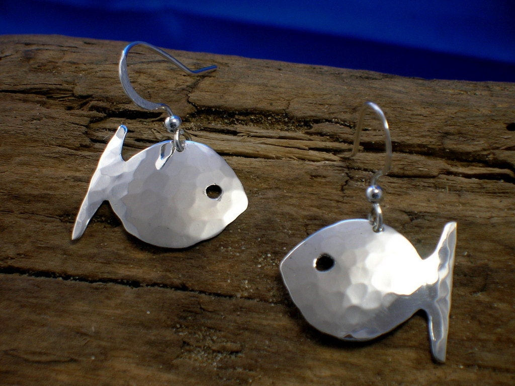 Gehämmerte Silber Fisch Hängeohrringe Handgemachter Sterling Schmuck von PhilipTulley