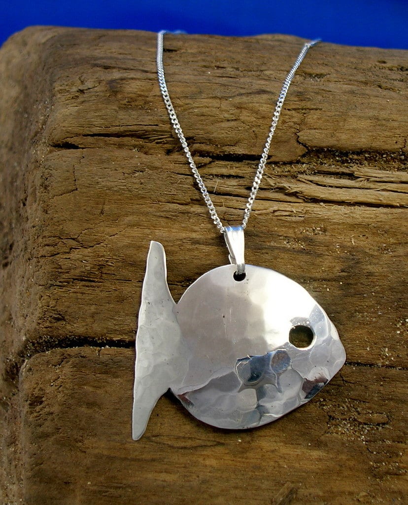 Gehämmerte Sterling Silber Fisch Halskette Handgemachter Anhänger Schmuck von PhilipTulley