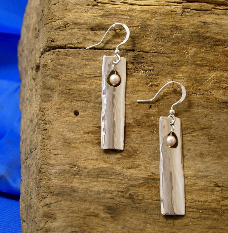 Gehämmertes Sterlingsilber Und Perlenohrringe Handgemachter Silberschmuck von PhilipTulley