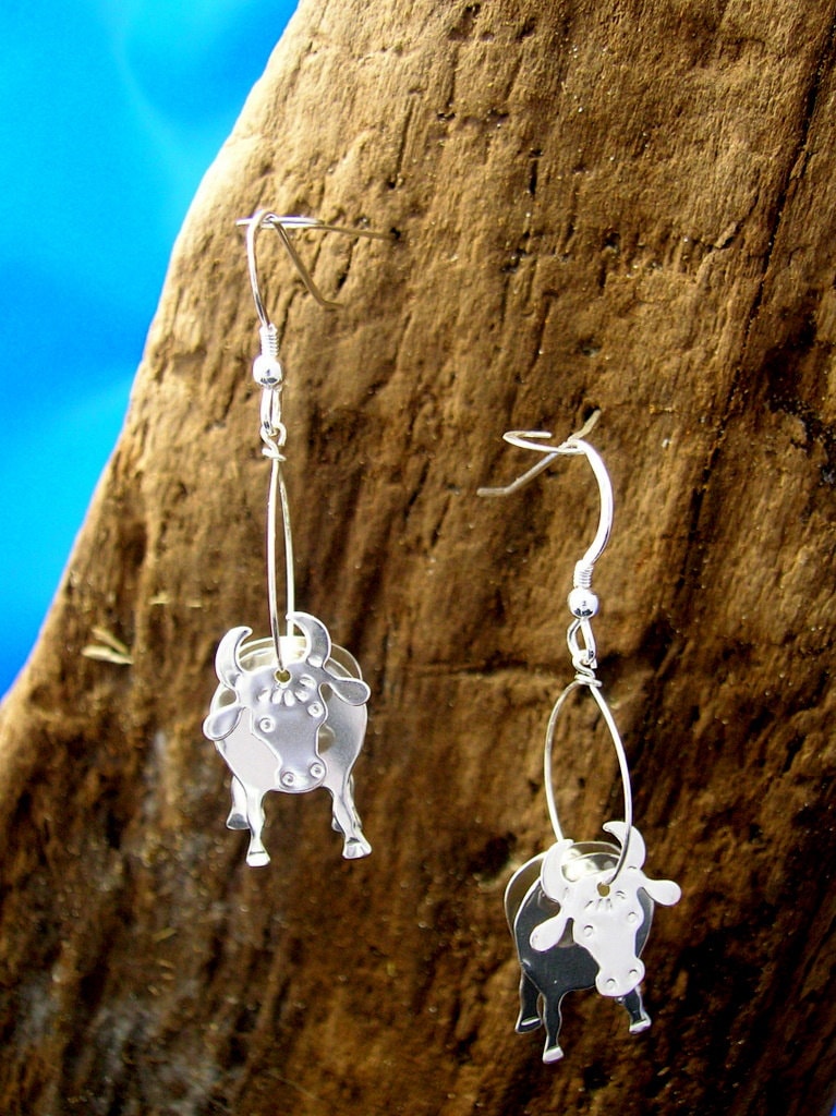 Handgemachte Sterling Silber 3D Kuh Hängeohrringe Bauernhof Tier Schmuck von PhilipTulley