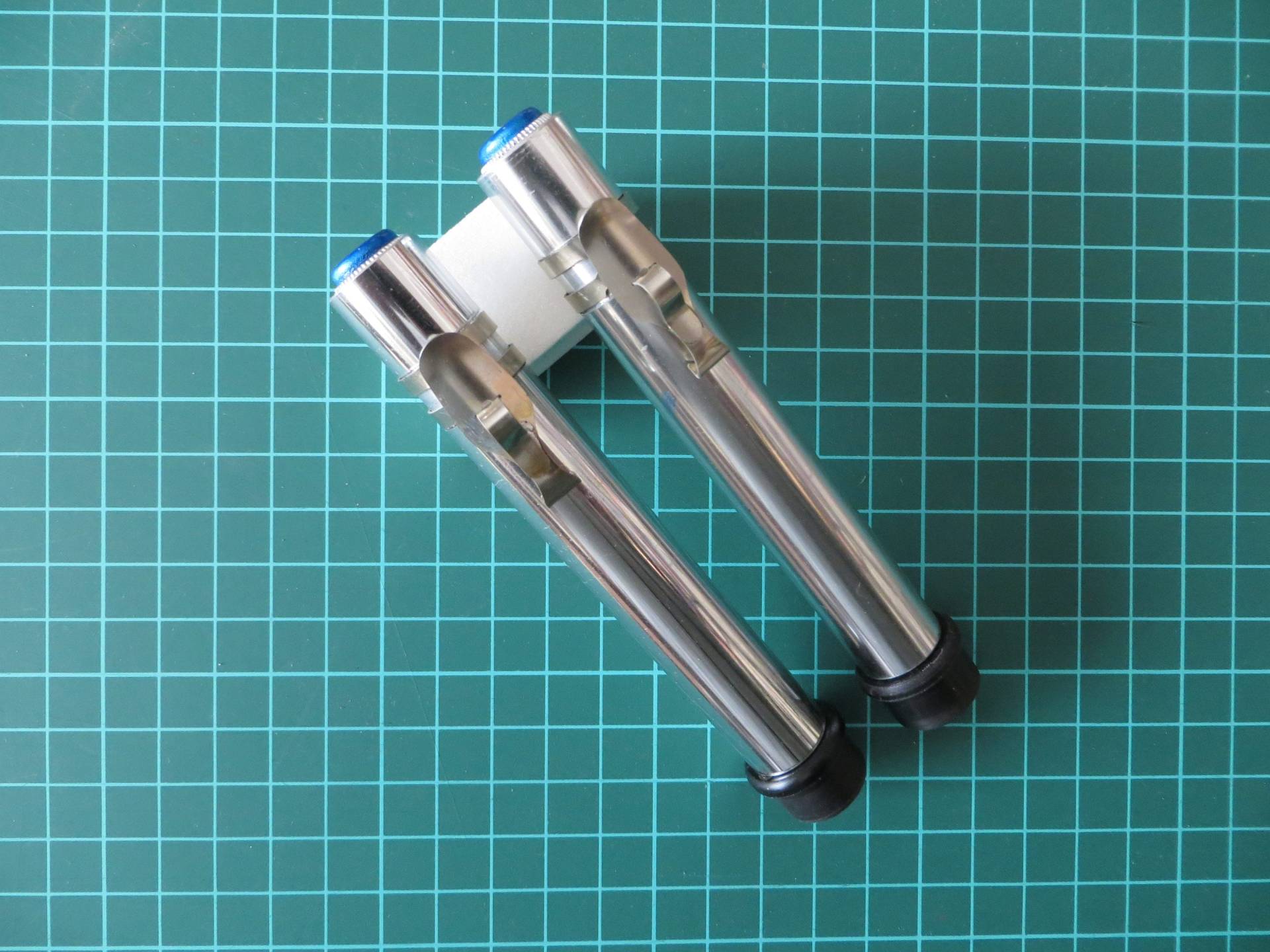 2Er Set Zylinder Codedosimeter Replika Kaiserlicher Offizier Mit Clip Silber Sw Requisite von PhiloProps