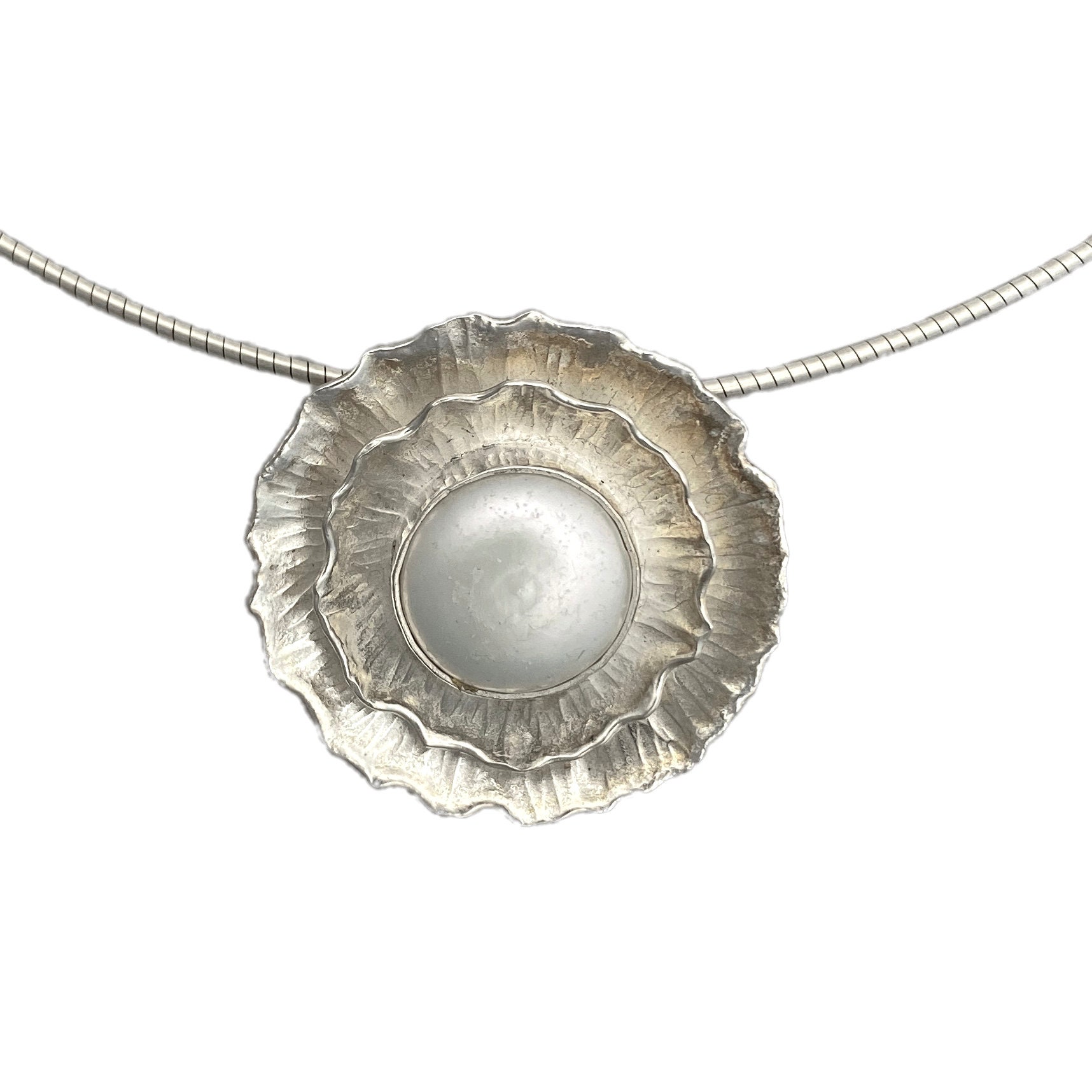 Geschmiedete Blume Anhänger Mit Münze Perle Geschmiedete Blume Anhänger Mit Münze Perle von PhineasRoseJewelry