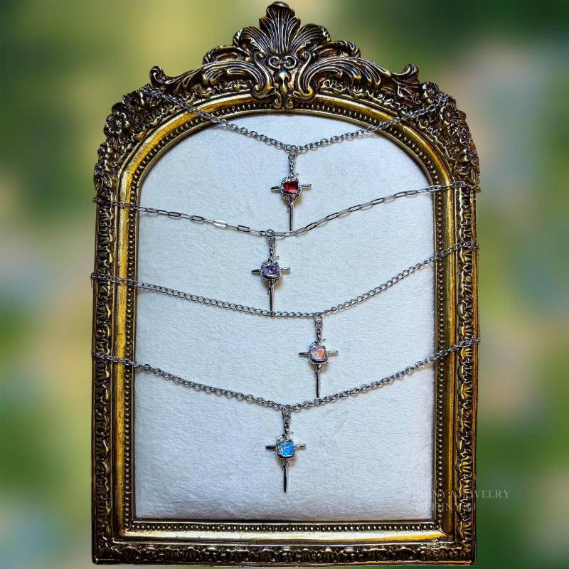 Handgemachte Gliederhalskette in Modell „Mikasa" || Stainless Steel Halskette Mit Anhängern Schwert Charm Handmade Gift von PhinyaJewelry