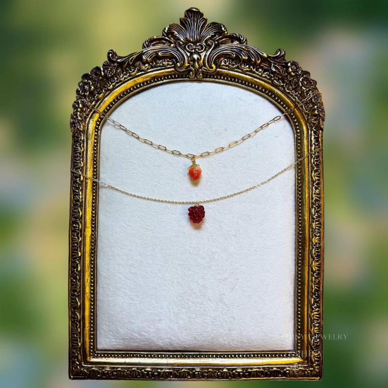 Handgemachte Halskette in Modell „Emily" || 18K Gliederhalskette Erdbeeranhänger Brombeeranhänger Handmade Gift von PhinyaJewelry
