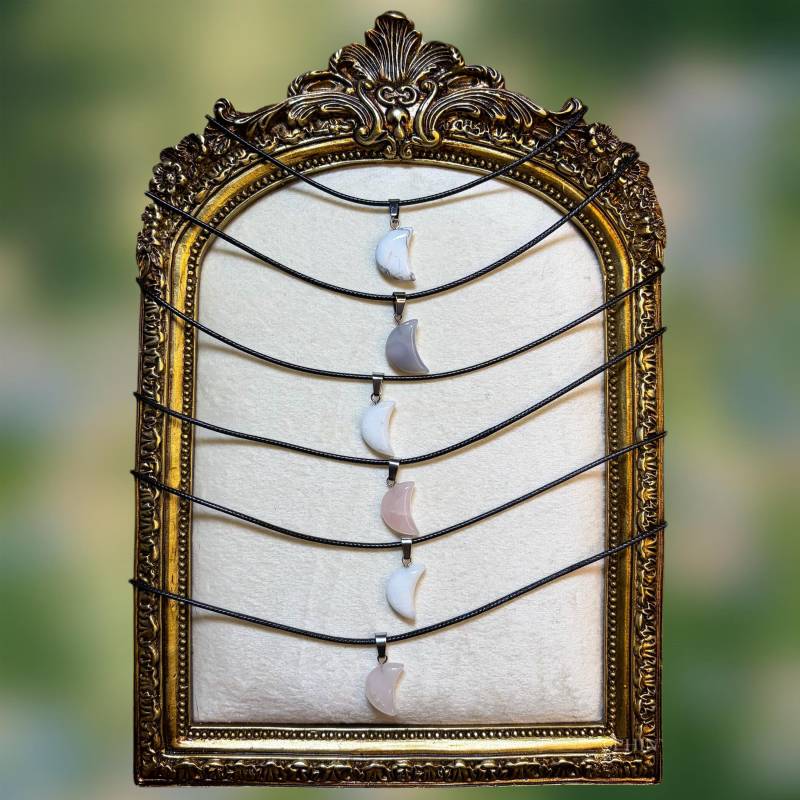 Handgemachte Halsketten in Modell „Lunar Ii" || Lederhalskette Mit Anhänger Natursteinanhänger Handmade Gift von PhinyaJewelry