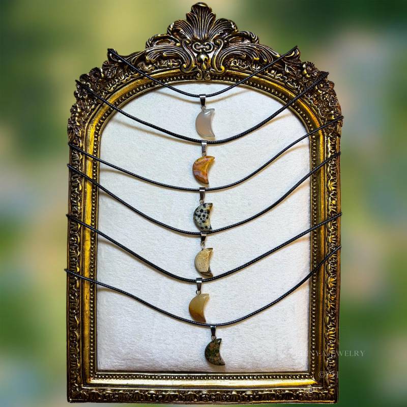Handgemachte Halsketten in Modell „Lunar Vi" || Lederhalskette Mit Anhänger Natursteinanhänger Handmade Gift von PhinyaJewelry