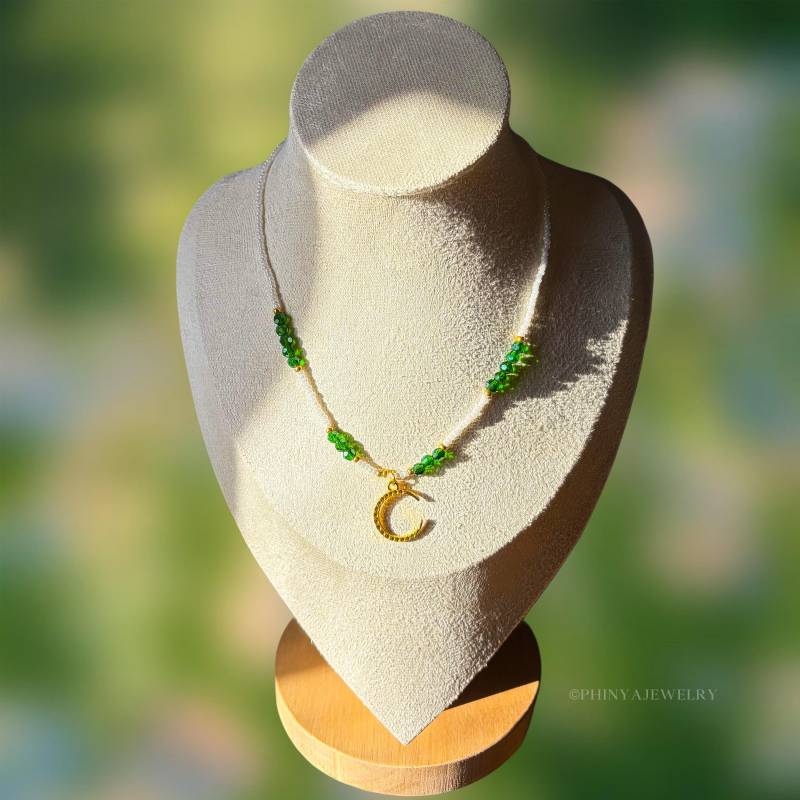 Handgemachte Miyukiperlenkette in Modell „Liv" || Bunte Halskette 18K Mondanhänger Handmade Gift von PhinyaJewelry