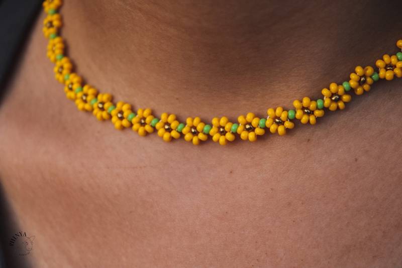 Handgemachte Perlenkette in Modell „Sunny" || Bunte Miyukiperlenkette Blümchenkette Halskette von PhinyaJewelry
