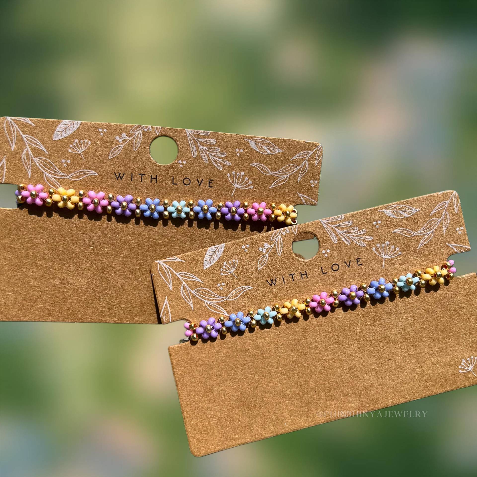 Handgemachtes Miyukiperlenarmband in Modell „Evelia" || Buntes Blümchenarmband Handmade Gift von PhinyaJewelry