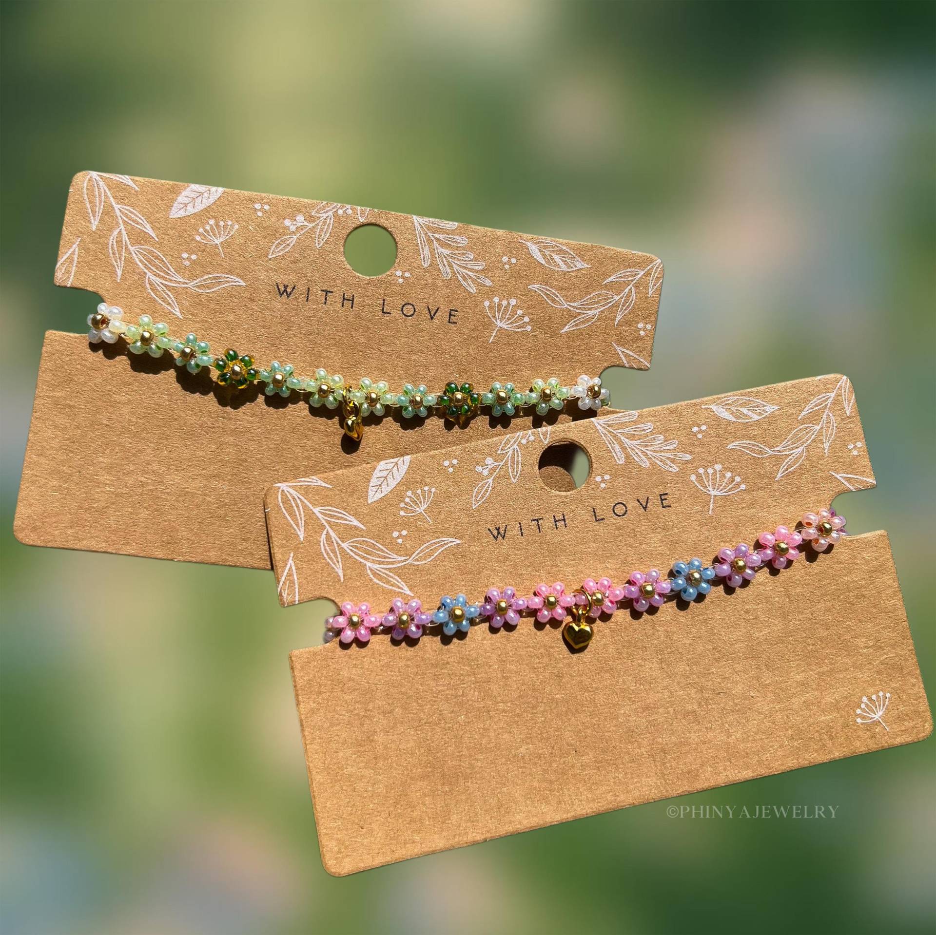 Handgemachtes Miyukiperlenarmband in Modell „Maliah" Mit Herzanhänger || Buntes Blümchenarmband Handmade Gift von PhinyaJewelry